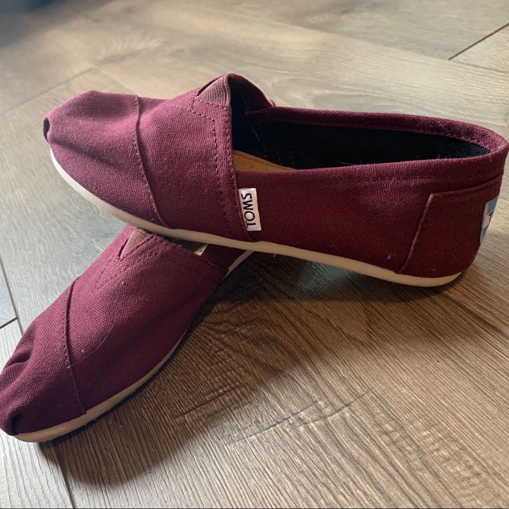 Toms slide on shoes in Maroon